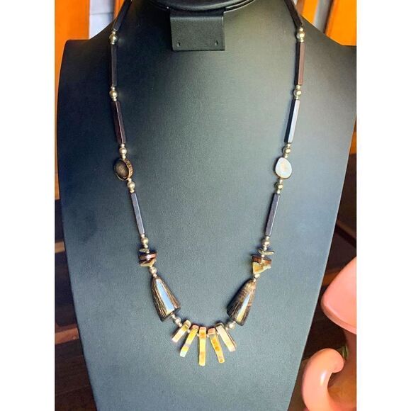 Vintage Abalone and Wood Tribal Necklace, in Silver tone, Unmarked - Picture 2 of 3